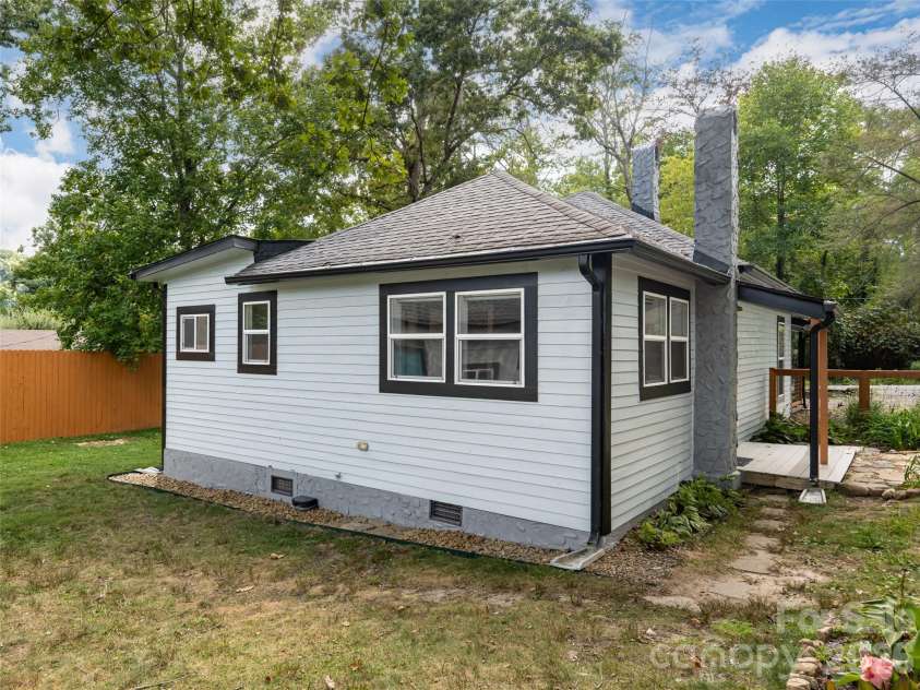 306 Mccoy Cove Road, Black Mountain, NC 28711.  MLS# CAR4423838, YatesRealty ID 50395. 