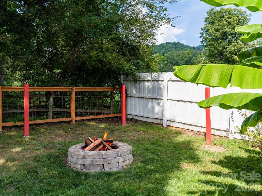 306 Mccoy Cove Road, Black Mountain, NC 28711.  MLS# CAR4423838, YatesRealty ID 50395. 