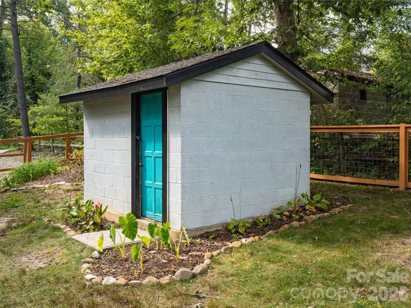 306 Mccoy Cove Road, Black Mountain, NC 28711.  MLS# CAR4423838, YatesRealty ID 50395. 
