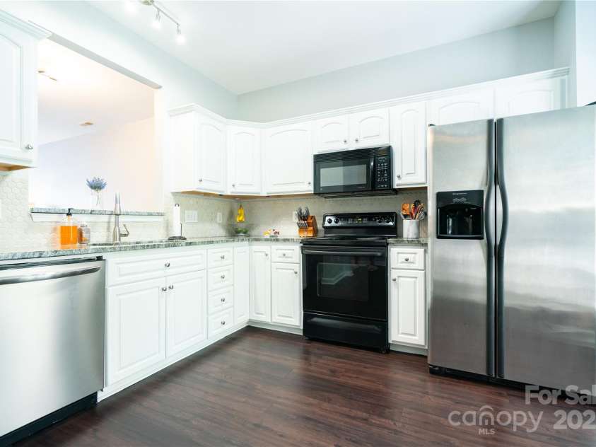 9511 Lina Ardrey Lane, Charlotte, NC 28277.  MLS# CAR4269974, YatesRealty ID 504. Kitchen w fresh paint and new backsplash