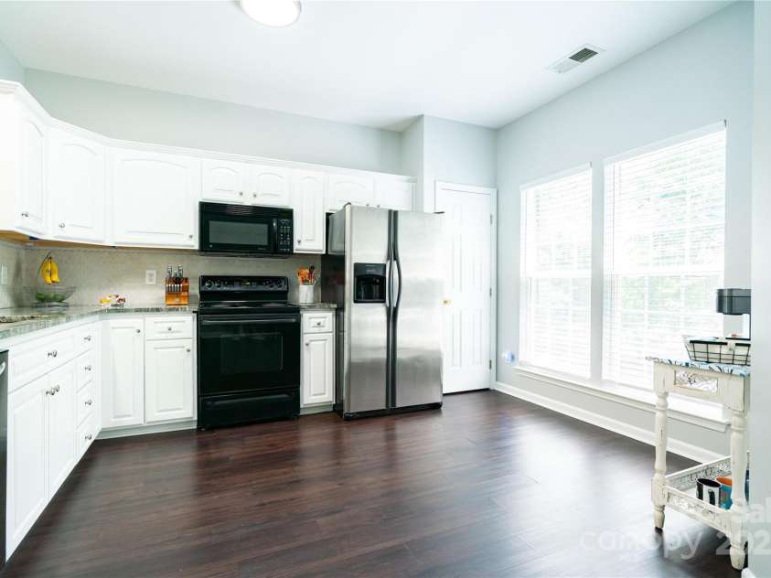 9511 Lina Ardrey Lane, Charlotte, NC 28277.  MLS# CAR4269974, YatesRealty ID 504. Spacious Kitchen with tons of natural light!
