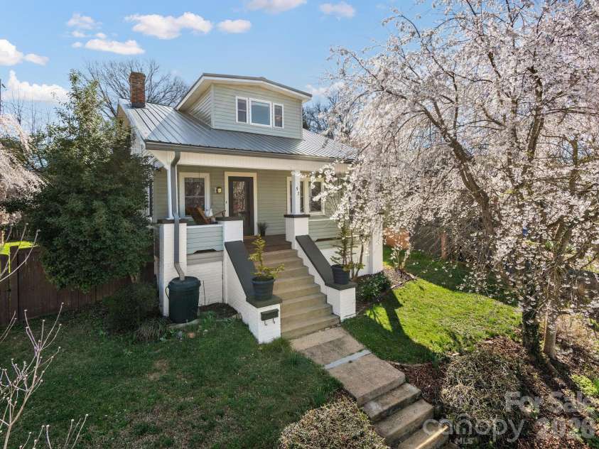 57 Mitchell Avenue, Asheville, NC 28806.  MLS# CAR4356642, YatesRealty ID 5040. Welcome to 57 Mitchell ave. 