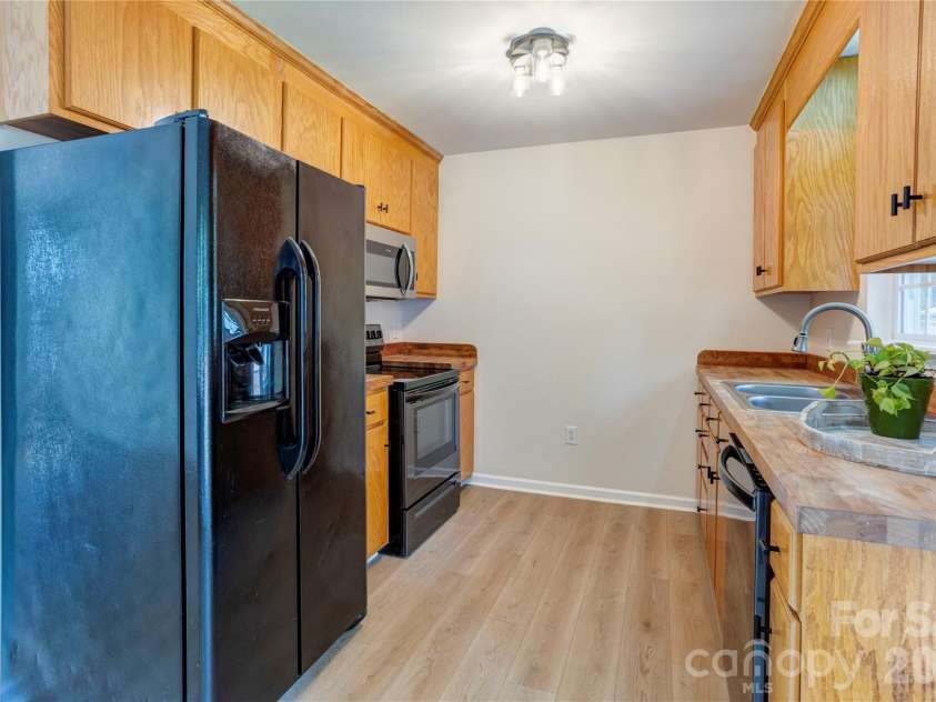 1209 Moss Acres Court, Kannapolis, NC 28081.  MLS# CAR4423583, YatesRealty ID 50400. Kitchen with appliances included