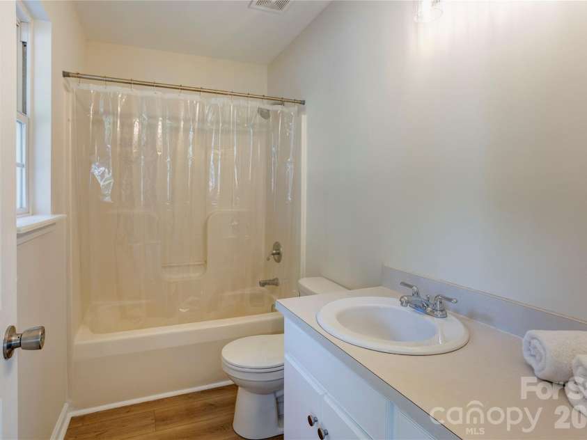 1209 Moss Acres Court, Kannapolis, NC 28081.  MLS# CAR4423583, YatesRealty ID 50400. Primary Bath