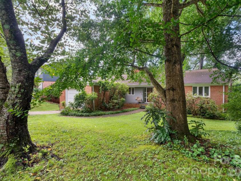 219 West Park Drive, Morganton, NC 28655.  MLS# CAR4412593, YatesRealty ID 50402. 