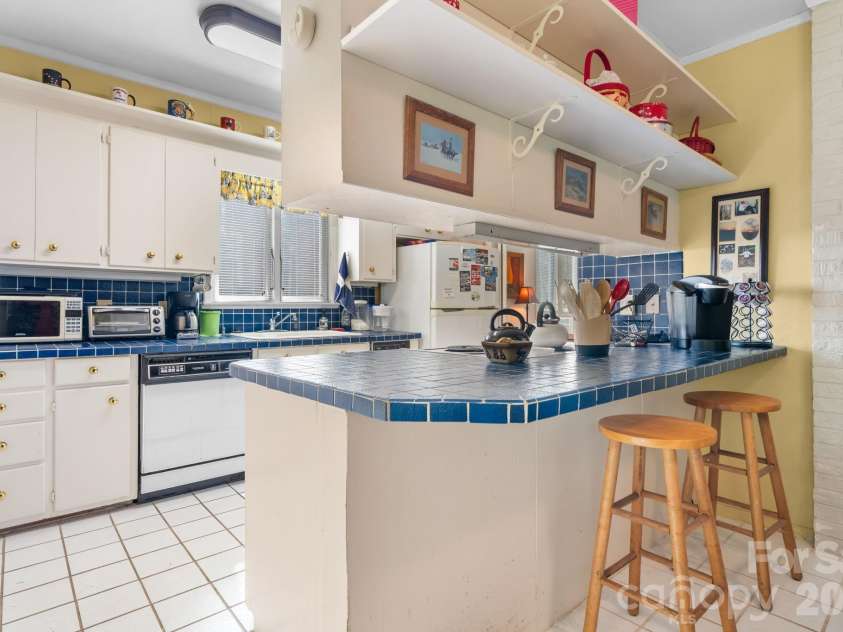 219 West Park Drive, Morganton, NC 28655.  MLS# CAR4412593, YatesRealty ID 50402. 