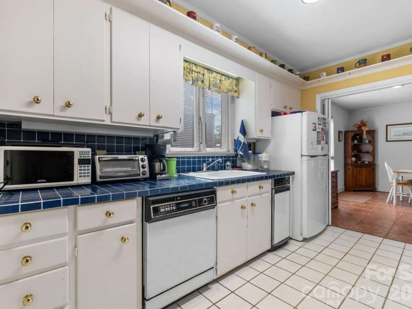 219 West Park Drive, Morganton, NC 28655.  MLS# CAR4412593, YatesRealty ID 50402. 