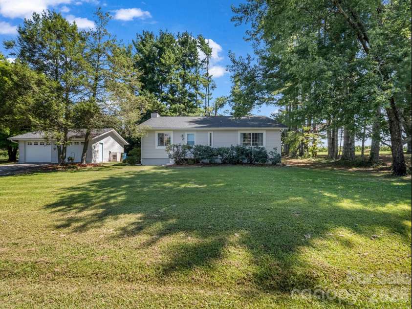 3 Apple Blossom Lane, Hendersonville, NC 28792.  MLS# CAR4423233, YatesRealty ID 50403. 