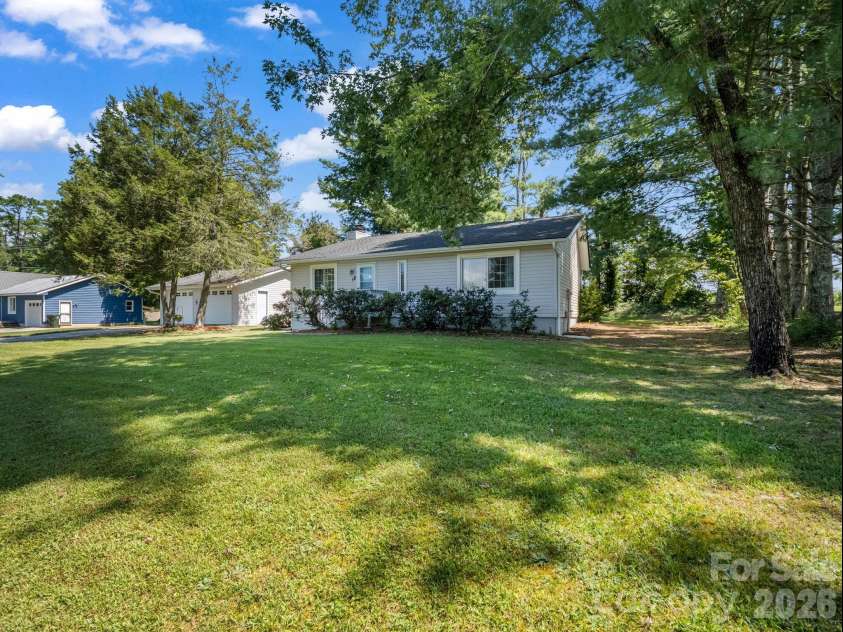 3 Apple Blossom Lane, Hendersonville, NC 28792.  MLS# CAR4423233, YatesRealty ID 50403. 