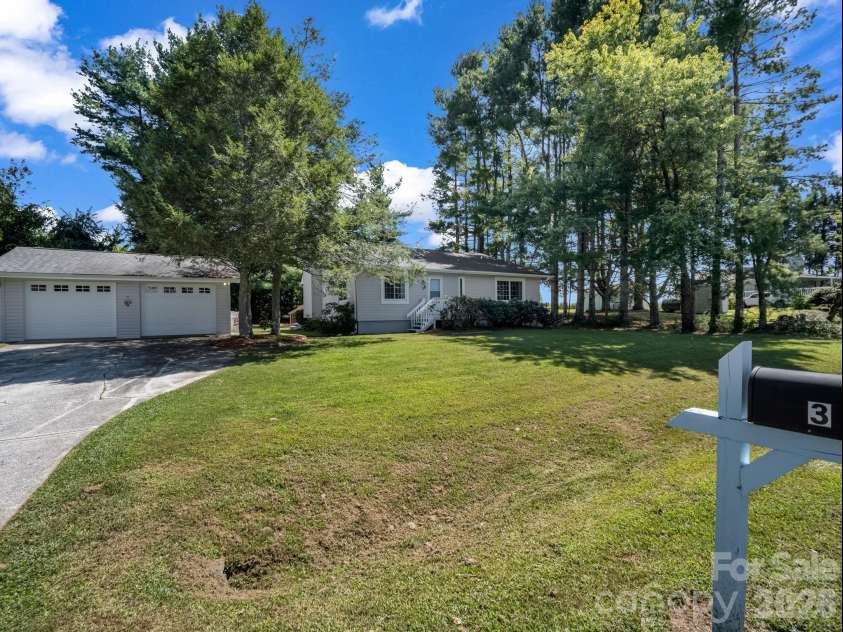 3 Apple Blossom Lane, Hendersonville, NC 28792.  MLS# CAR4423233, YatesRealty ID 50403. 