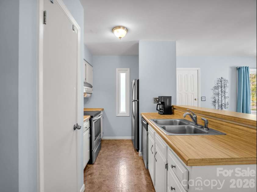 3 Apple Blossom Lane, Hendersonville, NC 28792.  MLS# CAR4423233, YatesRealty ID 50403. 