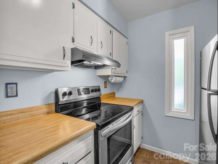 3 Apple Blossom Lane, Hendersonville, NC 28792.  MLS# CAR4423233, YatesRealty ID 50403. 