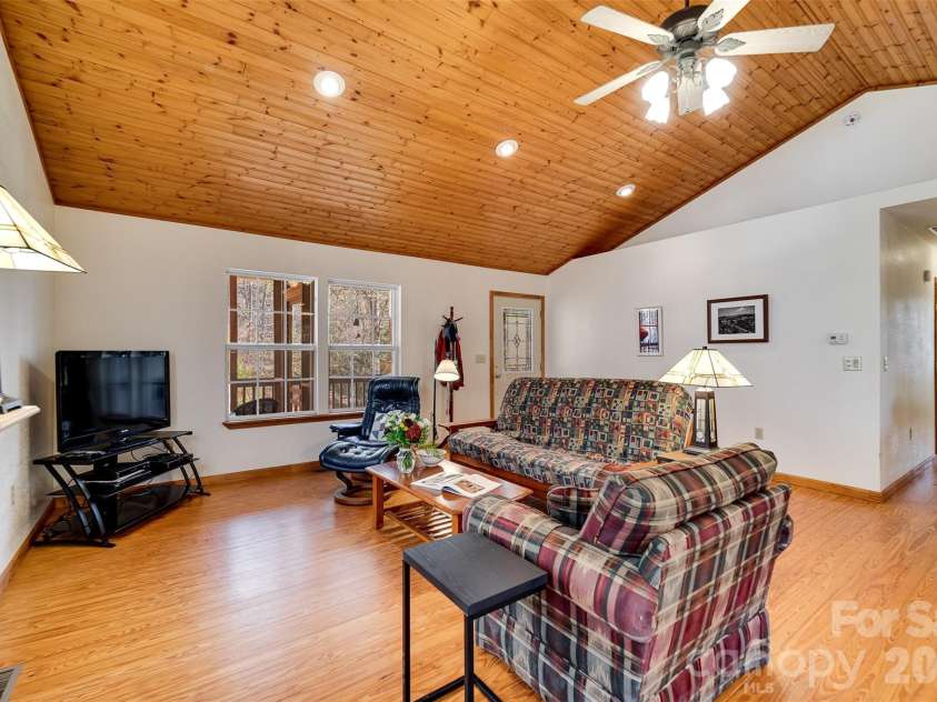33 E H Bailey Road, Bryson City, NC 28713.  MLS# CAR4423913, YatesRealty ID 50405. 