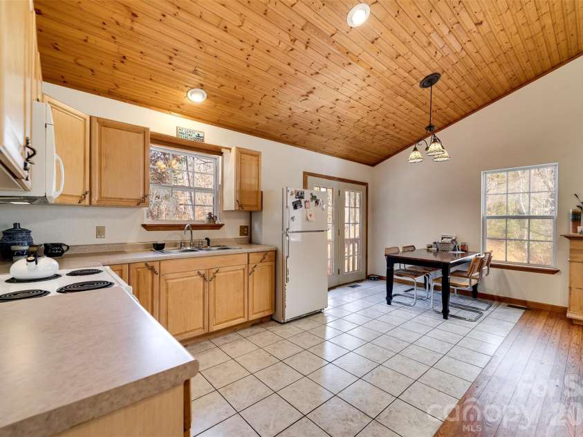 33 E H Bailey Road, Bryson City, NC 28713.  MLS# CAR4423913, YatesRealty ID 50405. 