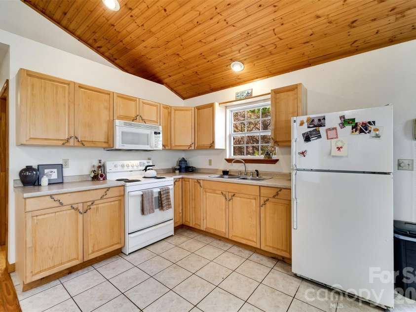 33 E H Bailey Road, Bryson City, NC 28713.  MLS# CAR4423913, YatesRealty ID 50405. 