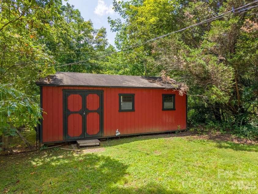 33 E H Bailey Road, Bryson City, NC 28713.  MLS# CAR4423913, YatesRealty ID 50405. 