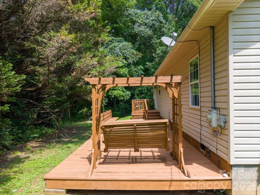 33 E H Bailey Road, Bryson City, NC 28713.  MLS# CAR4423913, YatesRealty ID 50405. 