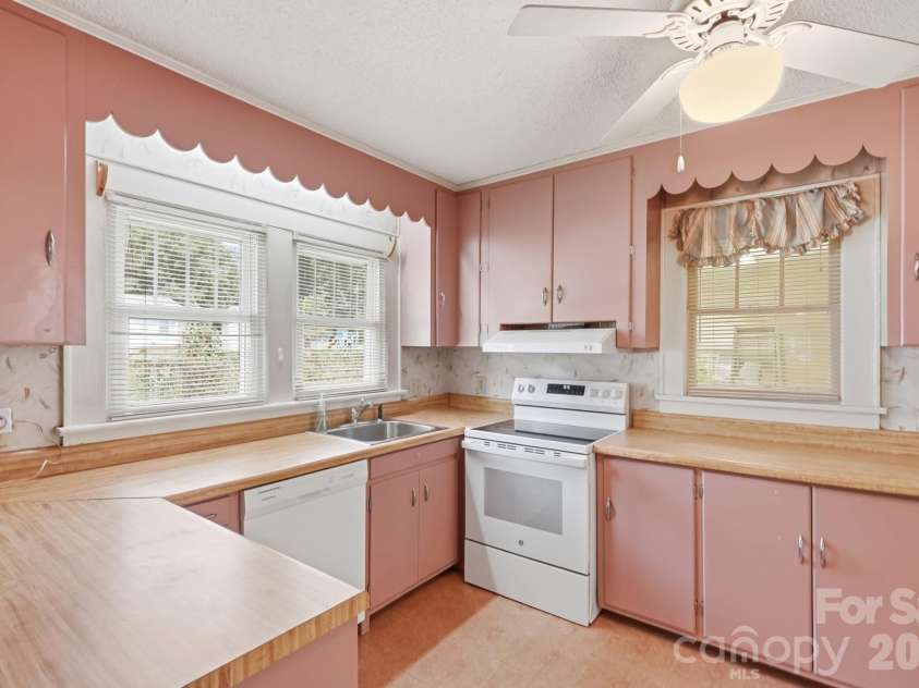 132 North Avenue, Troutman, NC 28166.  MLS# CAR4422619, YatesRealty ID 50406. Kitchen