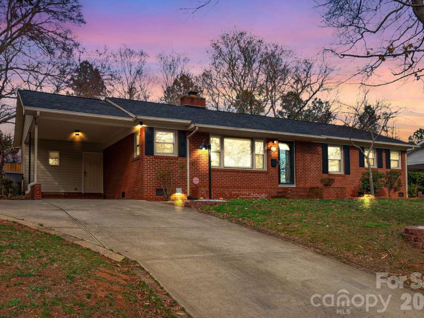643 Seneca Place, Charlotte, NC 28210.  MLS# CAR4354130, YatesRealty ID 5041. 