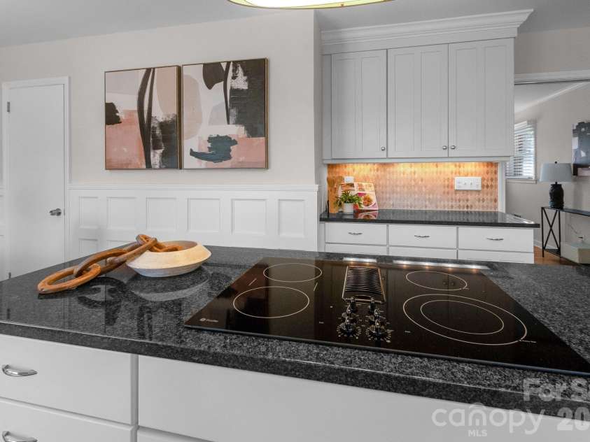 643 Seneca Place, Charlotte, NC 28210.  MLS# CAR4354130, YatesRealty ID 5041. Brand new cooktop