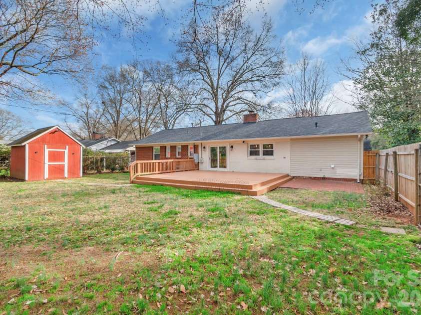 643 Seneca Place, Charlotte, NC 28210.  MLS# CAR4354130, YatesRealty ID 5041. Large fenced back yard