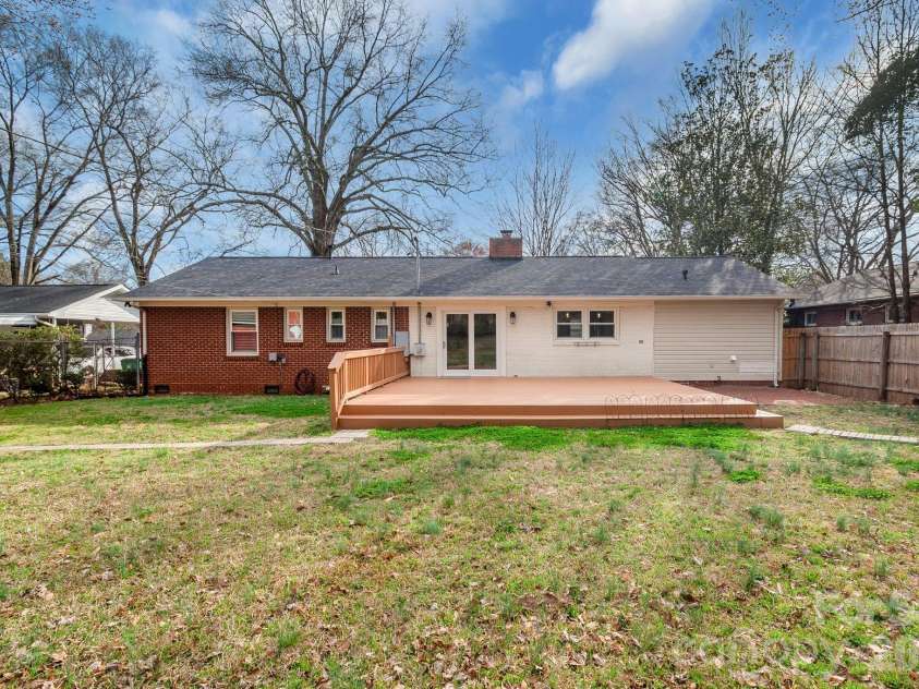 643 Seneca Place, Charlotte, NC 28210.  MLS# CAR4354130, YatesRealty ID 5041. Large fenced backyard