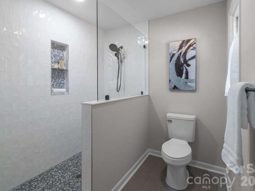 643 Seneca Place, Charlotte, NC 28210.  MLS# CAR4354130, YatesRealty ID 5041. Primary ensuite bathroom fully remodeled