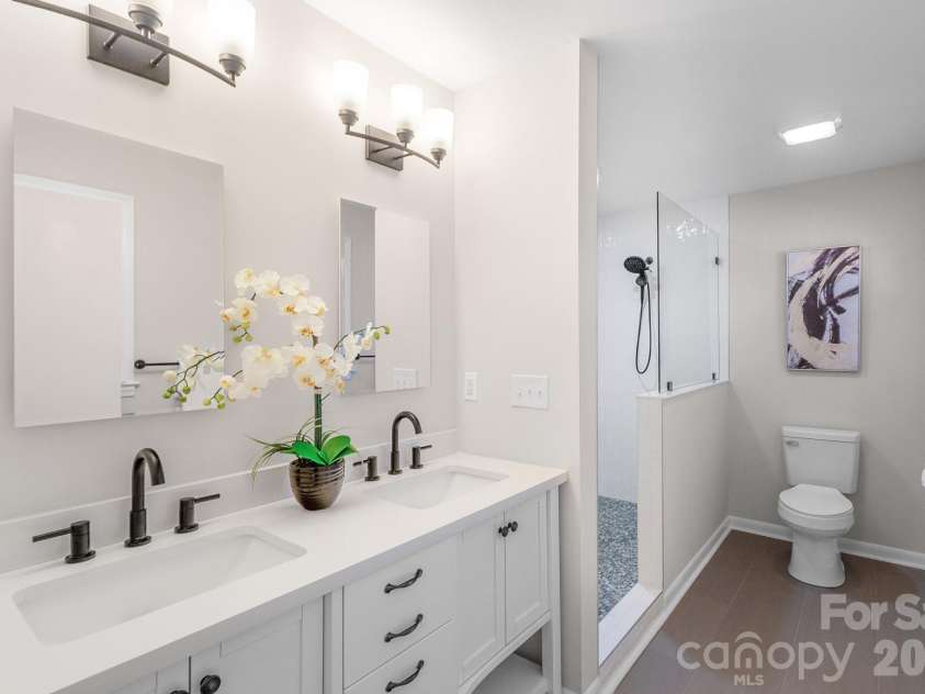 643 Seneca Place, Charlotte, NC 28210.  MLS# CAR4354130, YatesRealty ID 5041. Primary ensuite bathroom with dual sinks and walk-in shower