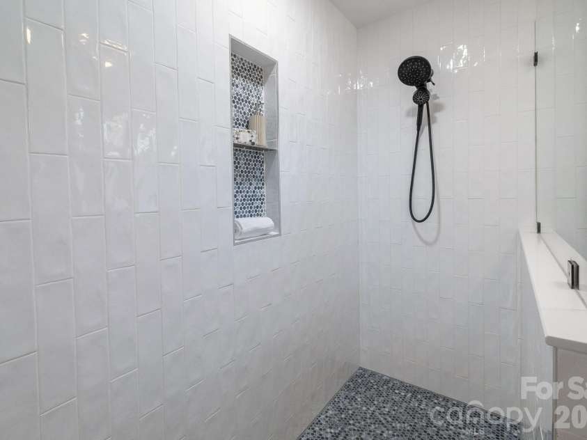 643 Seneca Place, Charlotte, NC 28210.  MLS# CAR4354130, YatesRealty ID 5041. Primary walk-in shower