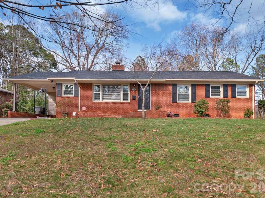 643 Seneca Place, Charlotte, NC 28210.  MLS# CAR4354130, YatesRealty ID 5041. Remodeled 3/2 ranch in Madison Park