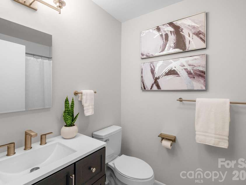 643 Seneca Place, Charlotte, NC 28210.  MLS# CAR4354130, YatesRealty ID 5041. Remodeled hall bathroom