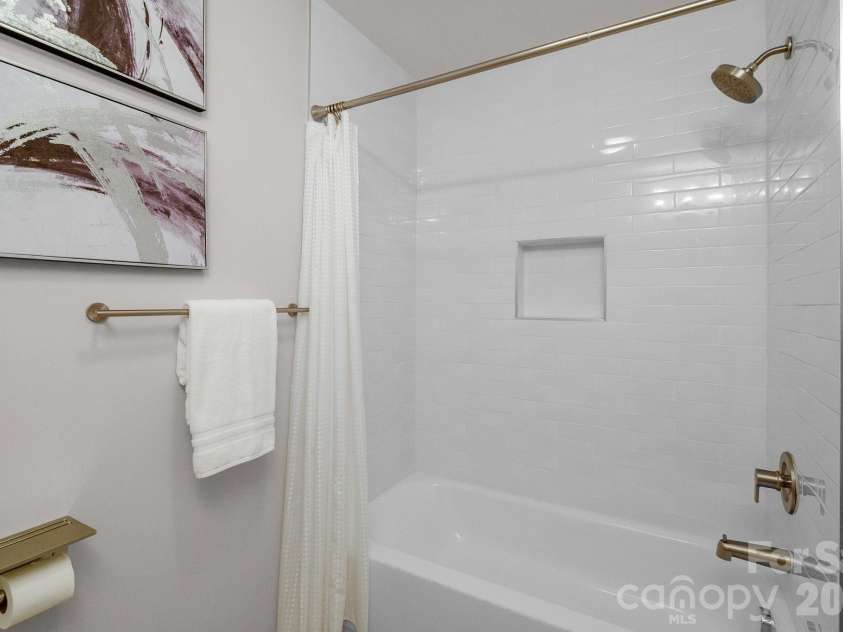 643 Seneca Place, Charlotte, NC 28210.  MLS# CAR4354130, YatesRealty ID 5041. Remodeled hall bathroom