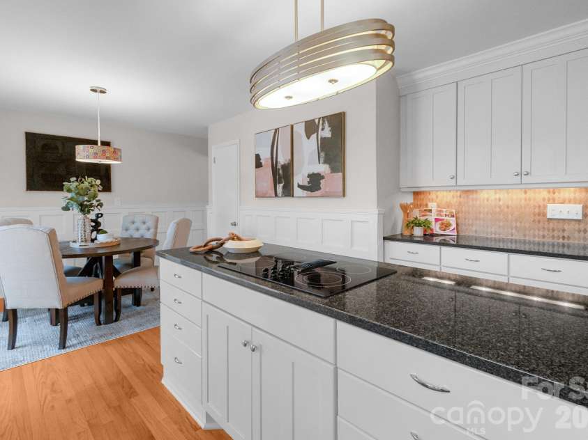 643 Seneca Place, Charlotte, NC 28210.  MLS# CAR4354130, YatesRealty ID 5041. Remodeled kitchen