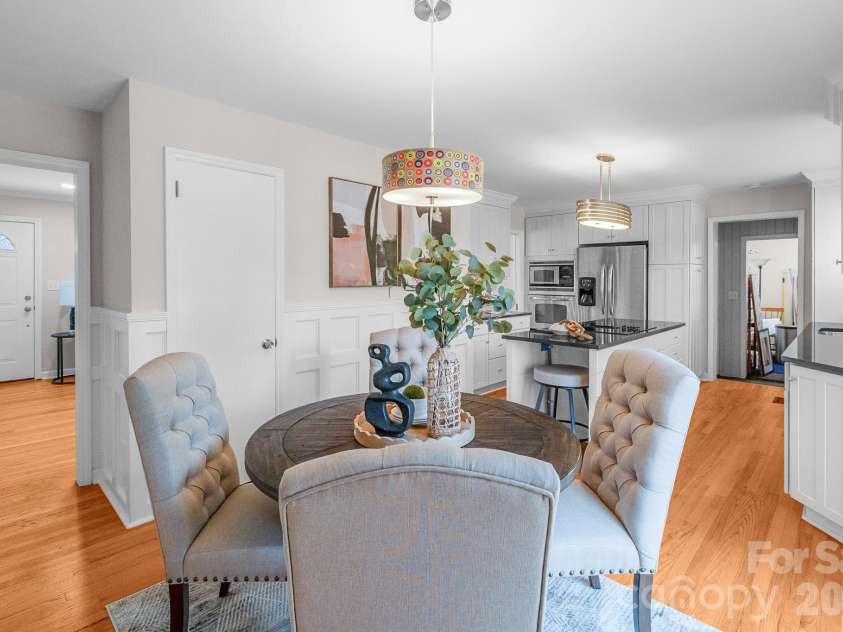 643 Seneca Place, Charlotte, NC 28210.  MLS# CAR4354130, YatesRealty ID 5041. Spacious eating area next to kitchen