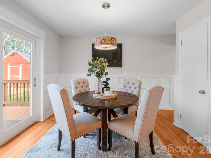 643 Seneca Place, Charlotte, NC 28210.  MLS# CAR4354130, YatesRealty ID 5041. Spacious eating area next to kitchen