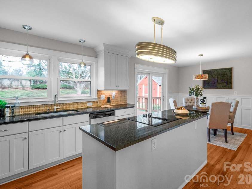 643 Seneca Place, Charlotte, NC 28210.  MLS# CAR4354130, YatesRealty ID 5041. Updated kitchen with plenty of storage and countertops 