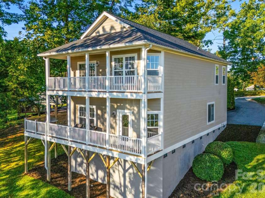 14 Summit Circle, Hendersonville, NC 28739.  MLS# CAR4423309, YatesRealty ID 50410. 