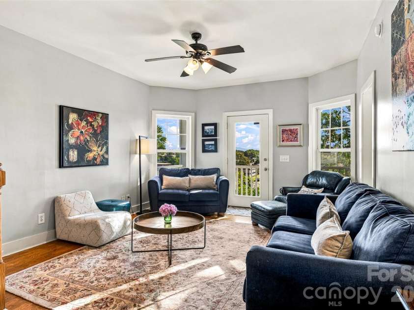 14 Summit Circle, Hendersonville, NC 28739.  MLS# CAR4423309, YatesRealty ID 50410. 