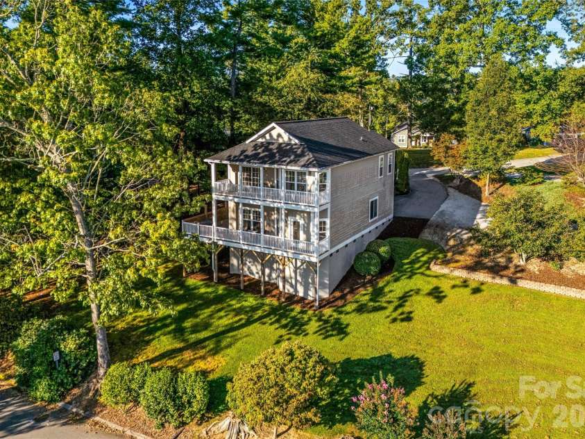 14 Summit Circle, Hendersonville, NC 28739.  MLS# CAR4423309, YatesRealty ID 50410. 