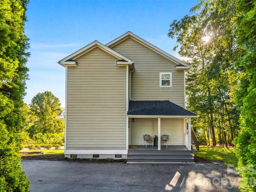 14 Summit Circle, Hendersonville, NC 28739.  MLS# CAR4423309, YatesRealty ID 50410. 