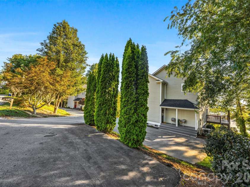 14 Summit Circle, Hendersonville, NC 28739.  MLS# CAR4423309, YatesRealty ID 50410. 