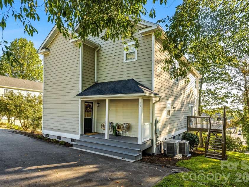 14 Summit Circle, Hendersonville, NC 28739.  MLS# CAR4423309, YatesRealty ID 50410. 