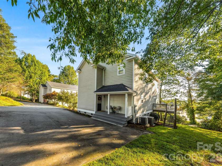 14 Summit Circle, Hendersonville, NC 28739.  MLS# CAR4423309, YatesRealty ID 50410. 