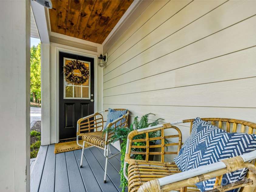 14 Summit Circle, Hendersonville, NC 28739.  MLS# CAR4423309, YatesRealty ID 50410. 