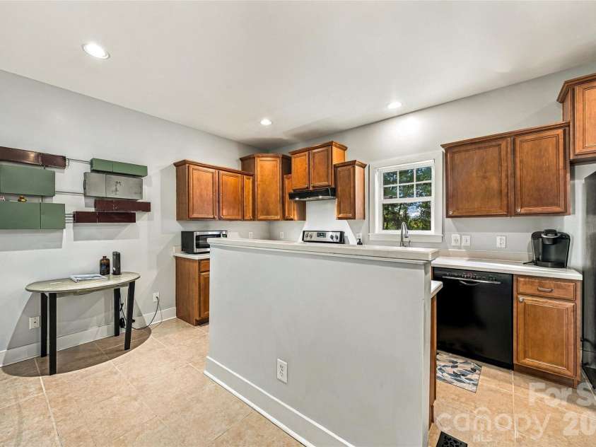 14 Summit Circle, Hendersonville, NC 28739.  MLS# CAR4423309, YatesRealty ID 50410. 