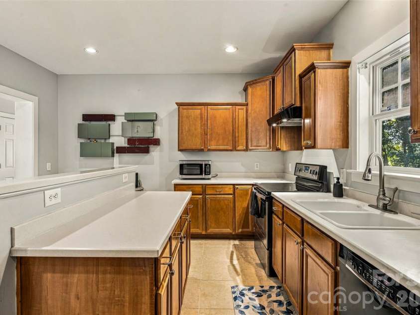 14 Summit Circle, Hendersonville, NC 28739.  MLS# CAR4423309, YatesRealty ID 50410. 