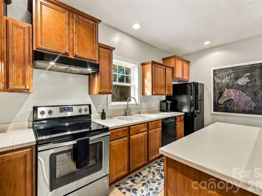14 Summit Circle, Hendersonville, NC 28739.  MLS# CAR4423309, YatesRealty ID 50410. 