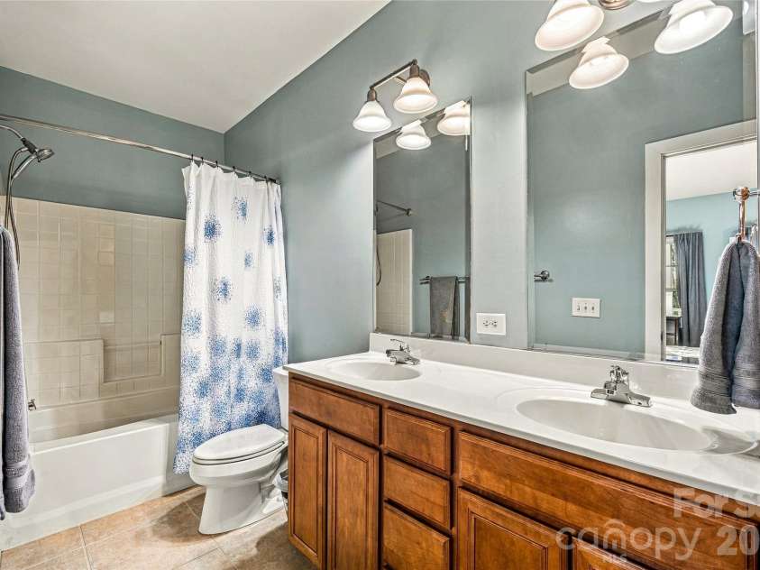 14 Summit Circle, Hendersonville, NC 28739.  MLS# CAR4423309, YatesRealty ID 50410. 
