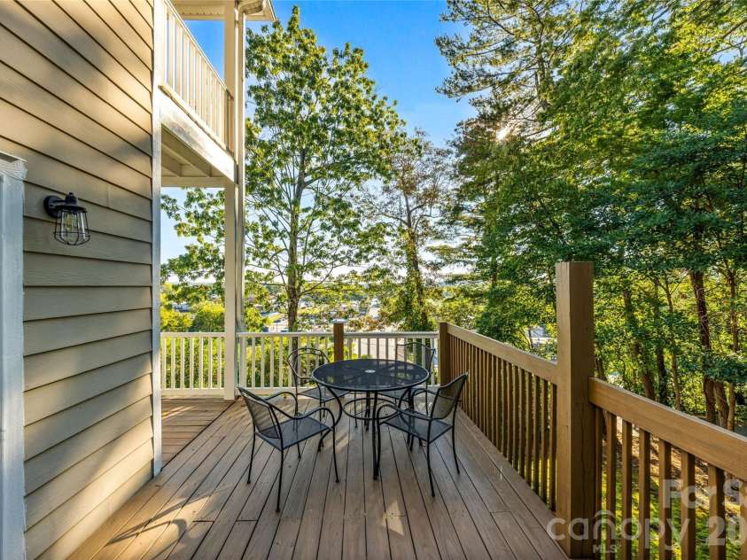 14 Summit Circle, Hendersonville, NC 28739.  MLS# CAR4423309, YatesRealty ID 50410. 