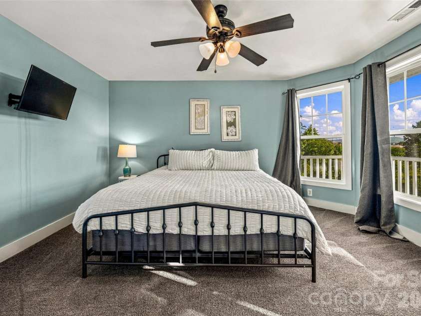 14 Summit Circle, Hendersonville, NC 28739.  MLS# CAR4423309, YatesRealty ID 50410. 